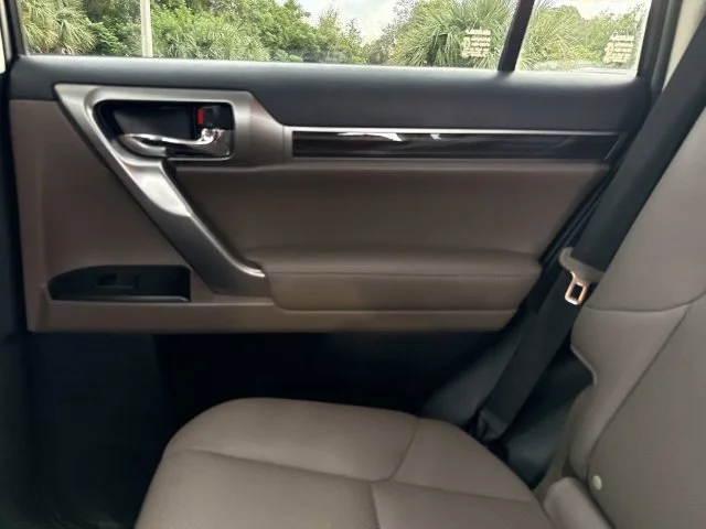 Used 2022  Lexus 460 image 18
