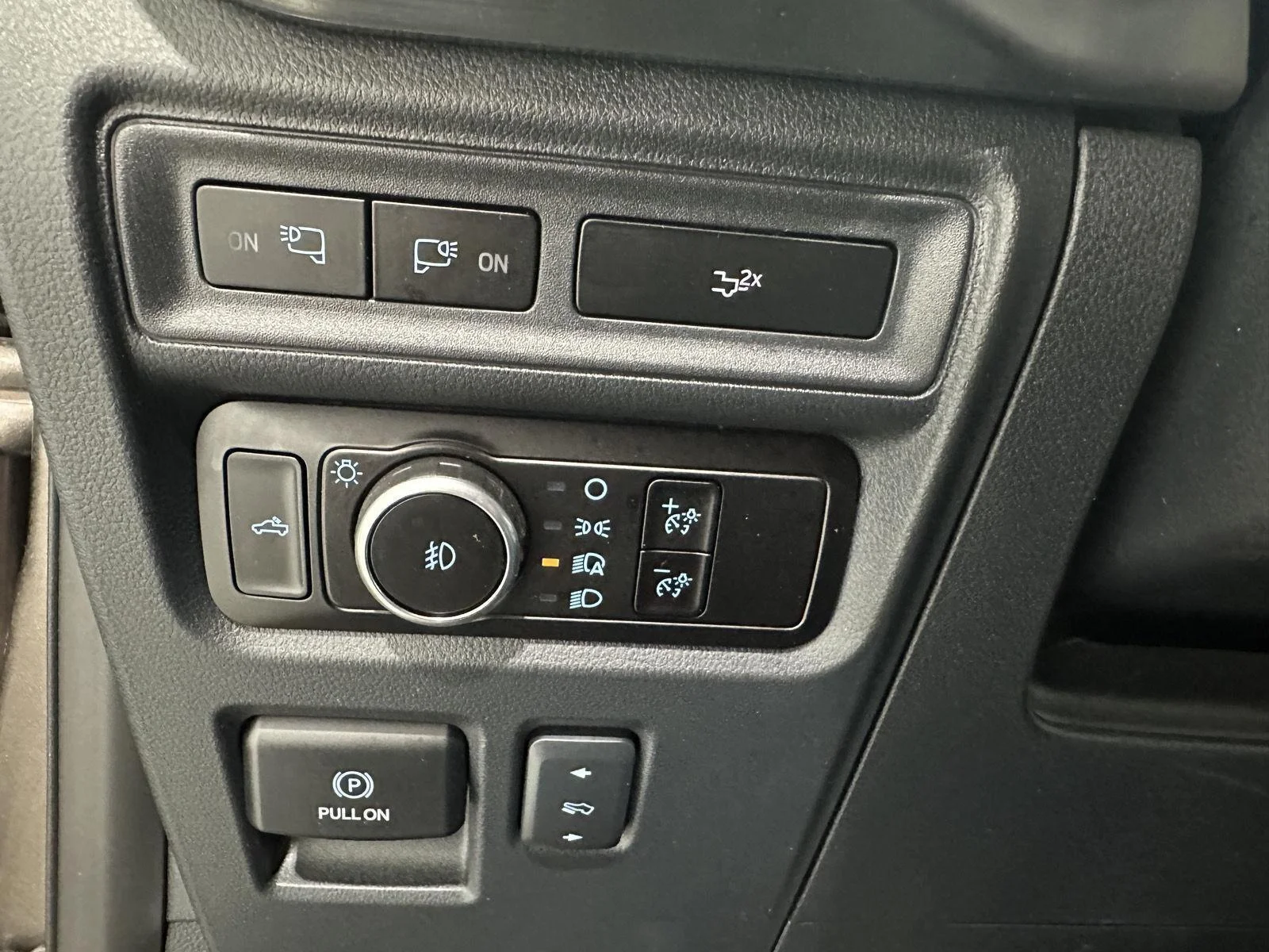 Used 2023 Bronze Ford XL image 17