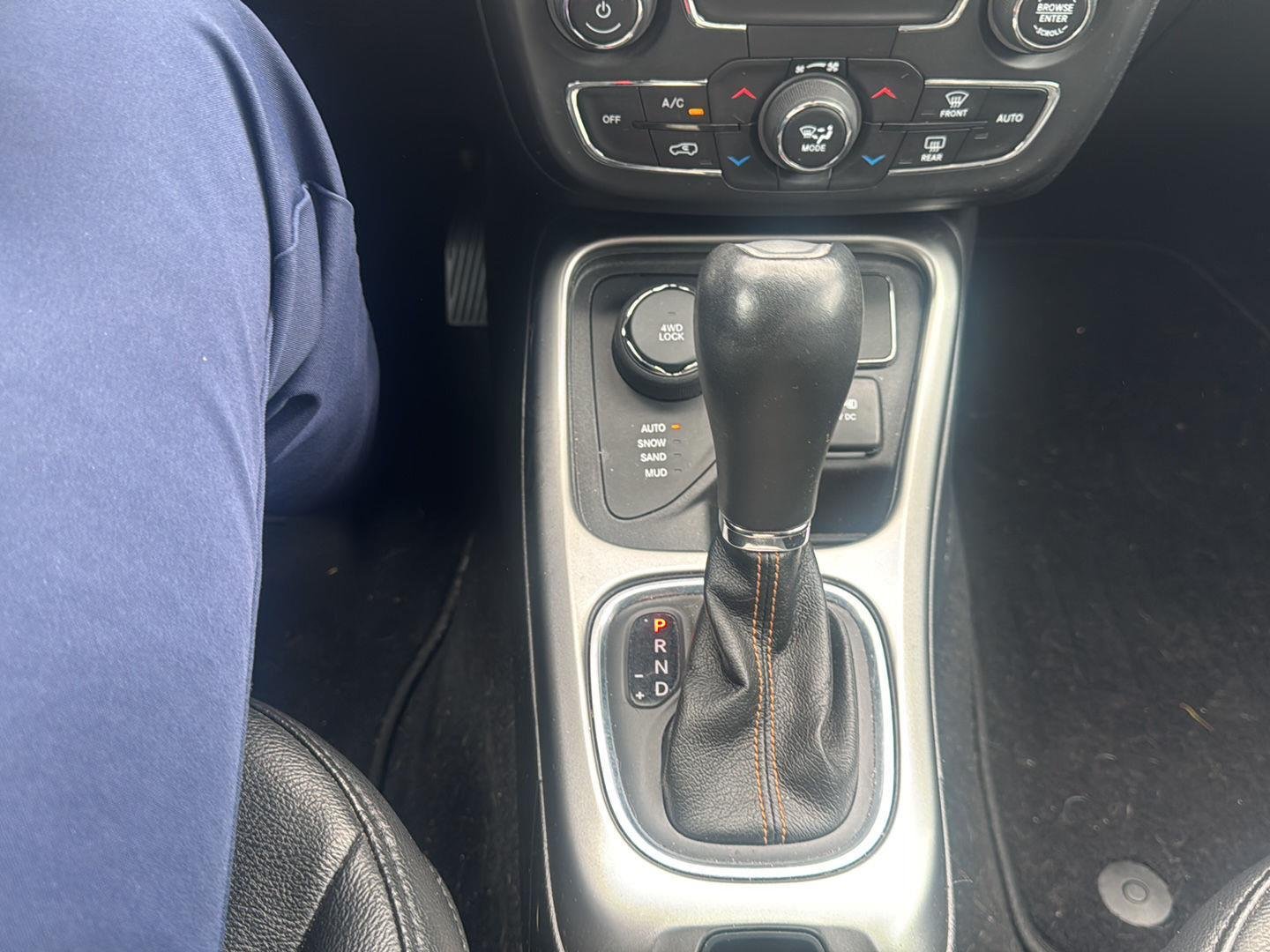 Used 2020 Diamond Black Crystal Pearlcoat Jeep Latitude image 10