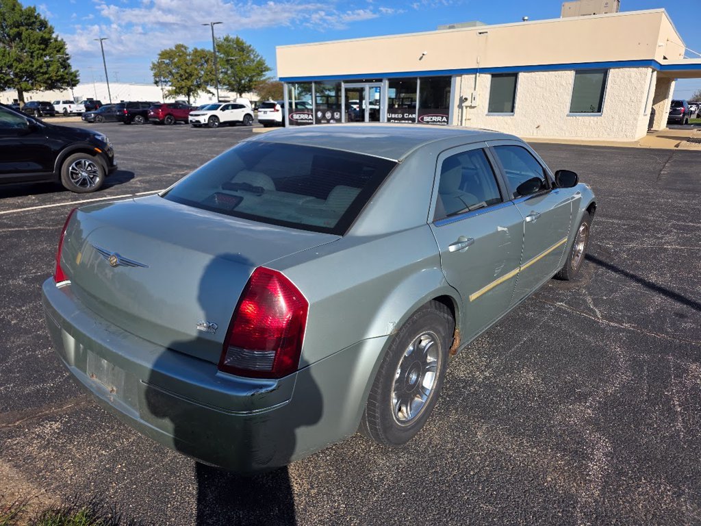 Used 2006 Satin Jade Pearl Chrysler Limited image 4