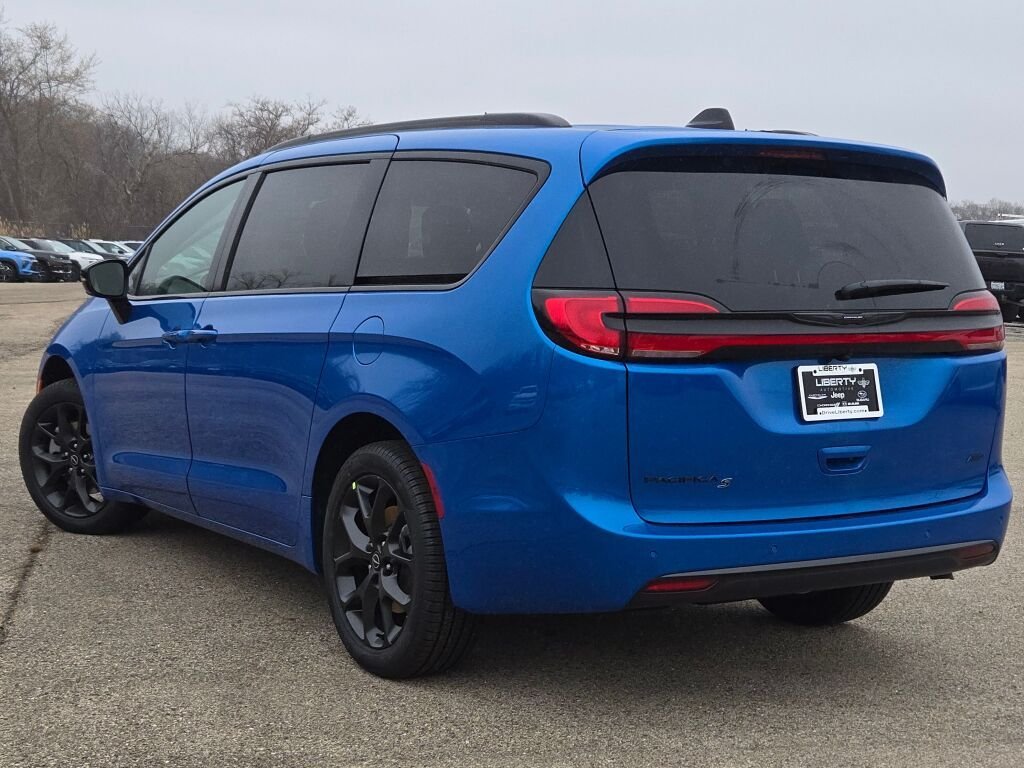 New 2026 Hydro Blue Pearl-Coat Exterior Paint Chrysler Select image 17