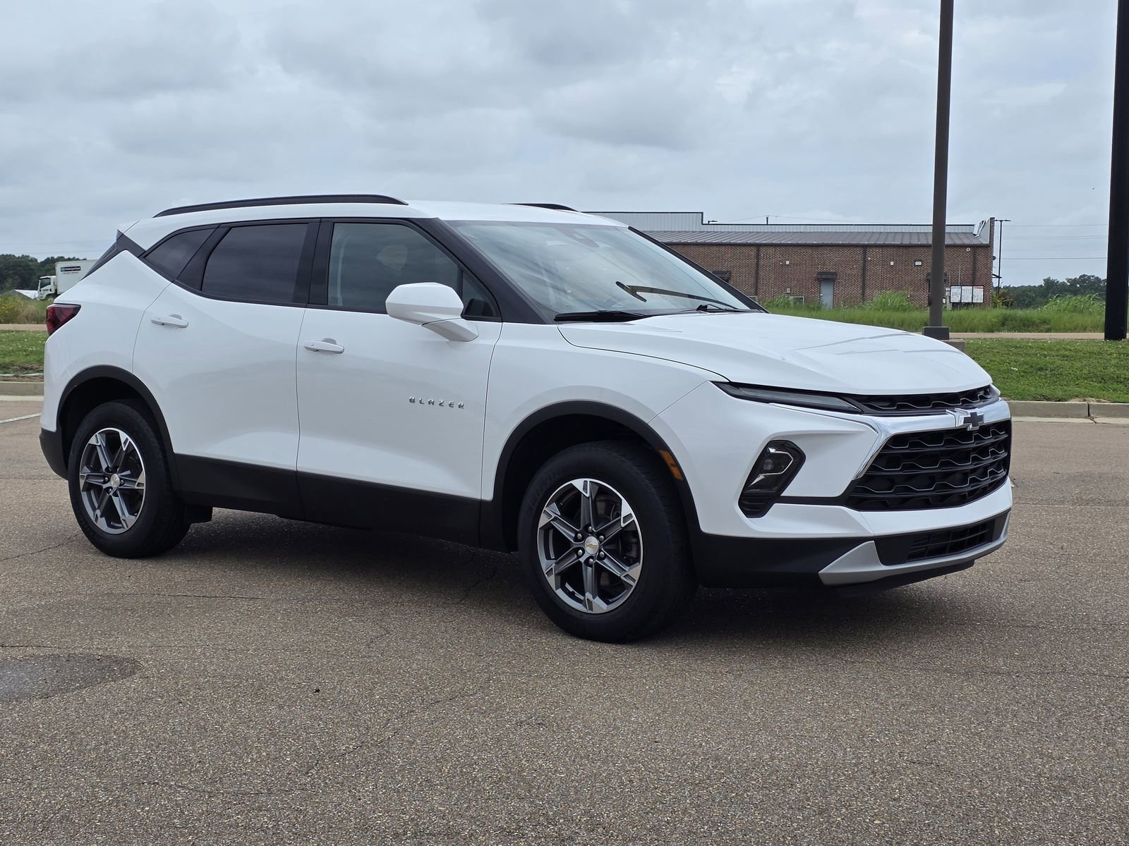 Used 2024 Summit White Chevrolet 2LT image 3