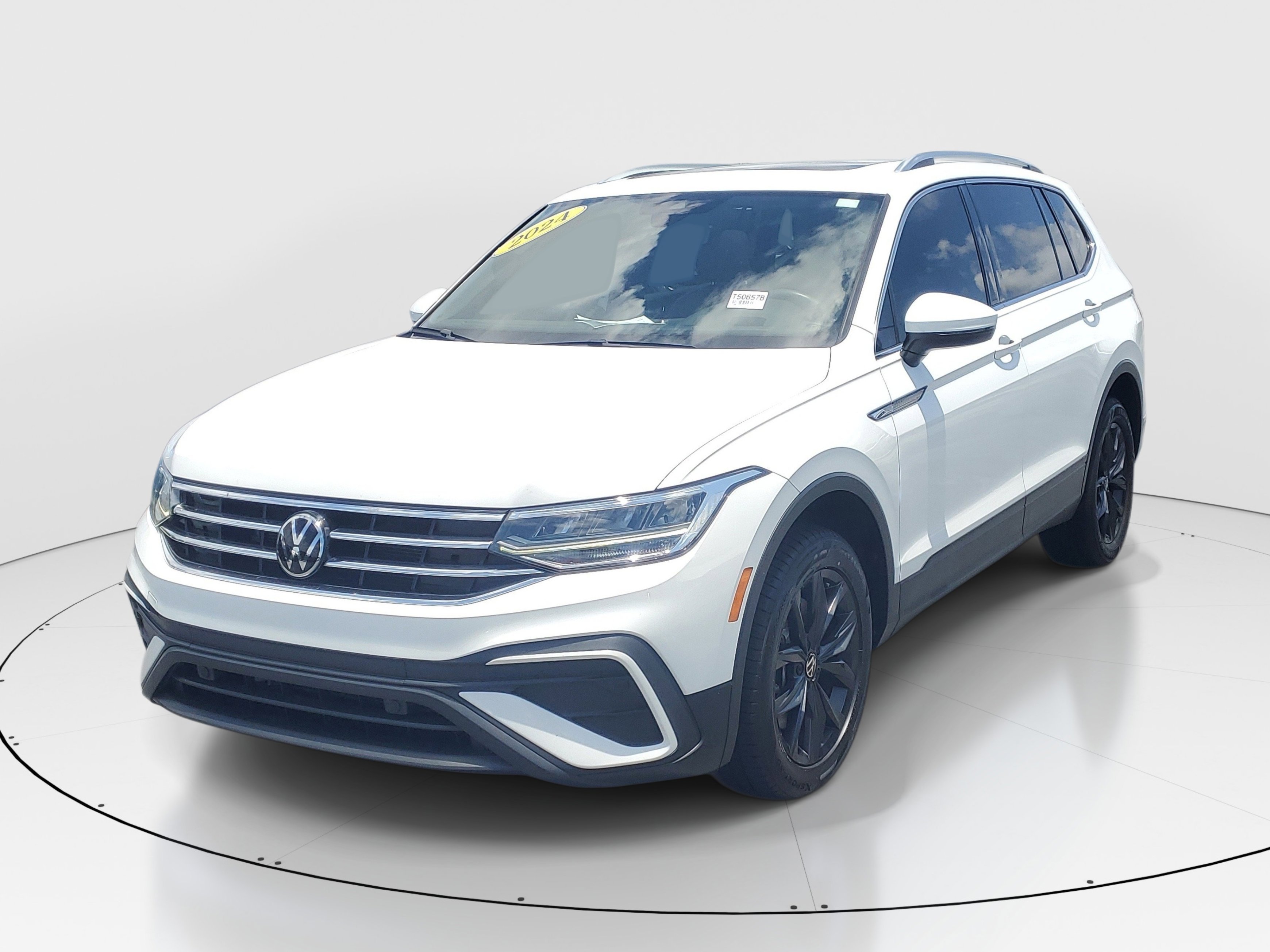 Used 2024 White Volkswagen SE image 3
