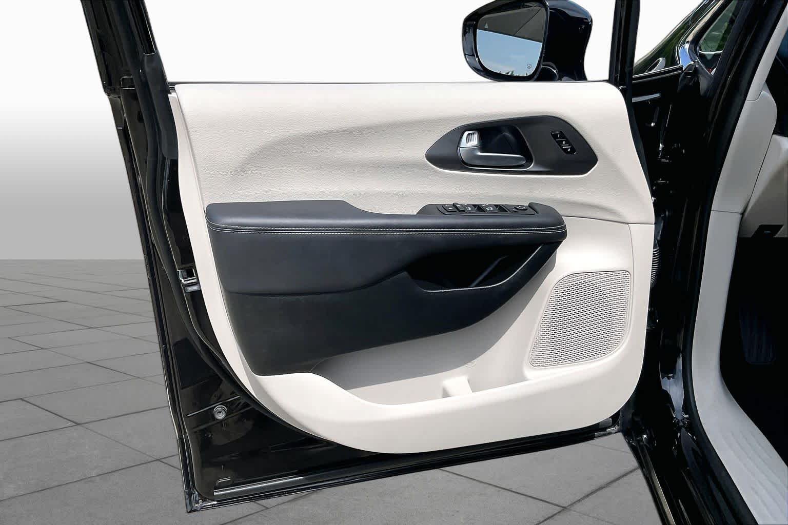 Used 2024 Diamond Black Crystal Pearlcoat Chrysler Touring L image 21