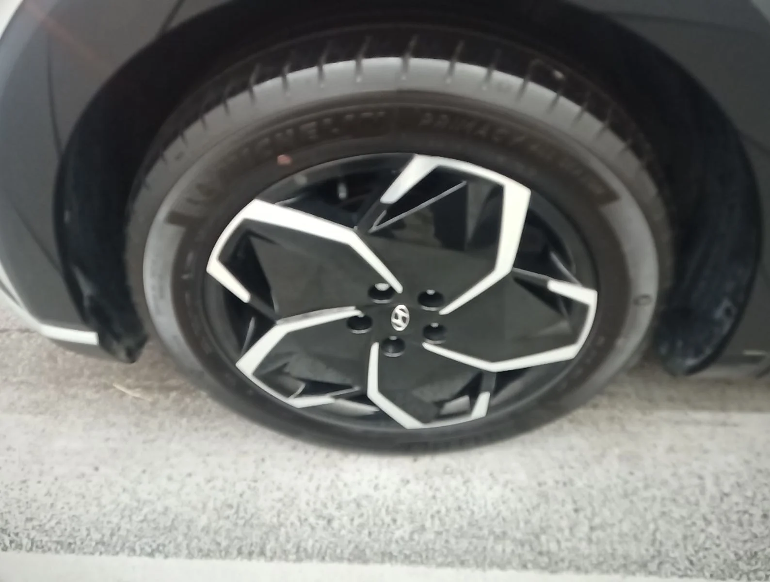 Used 2024 Gray Hyundai SEL image 7