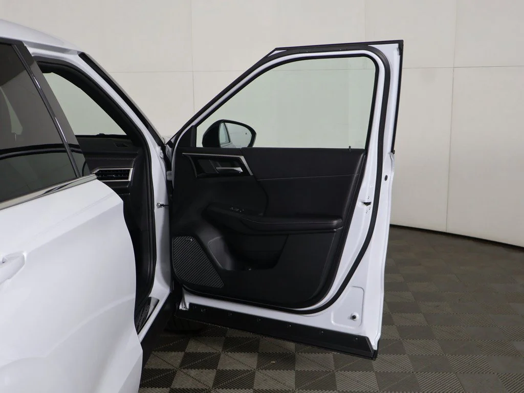New 2027 White Mitsubishi LE image 20