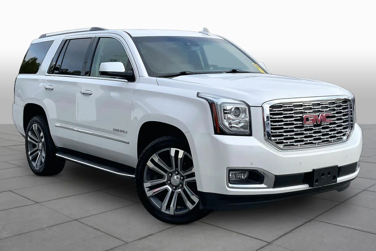 Used 2019 White Frost Tricoat GMC Denali image 3
