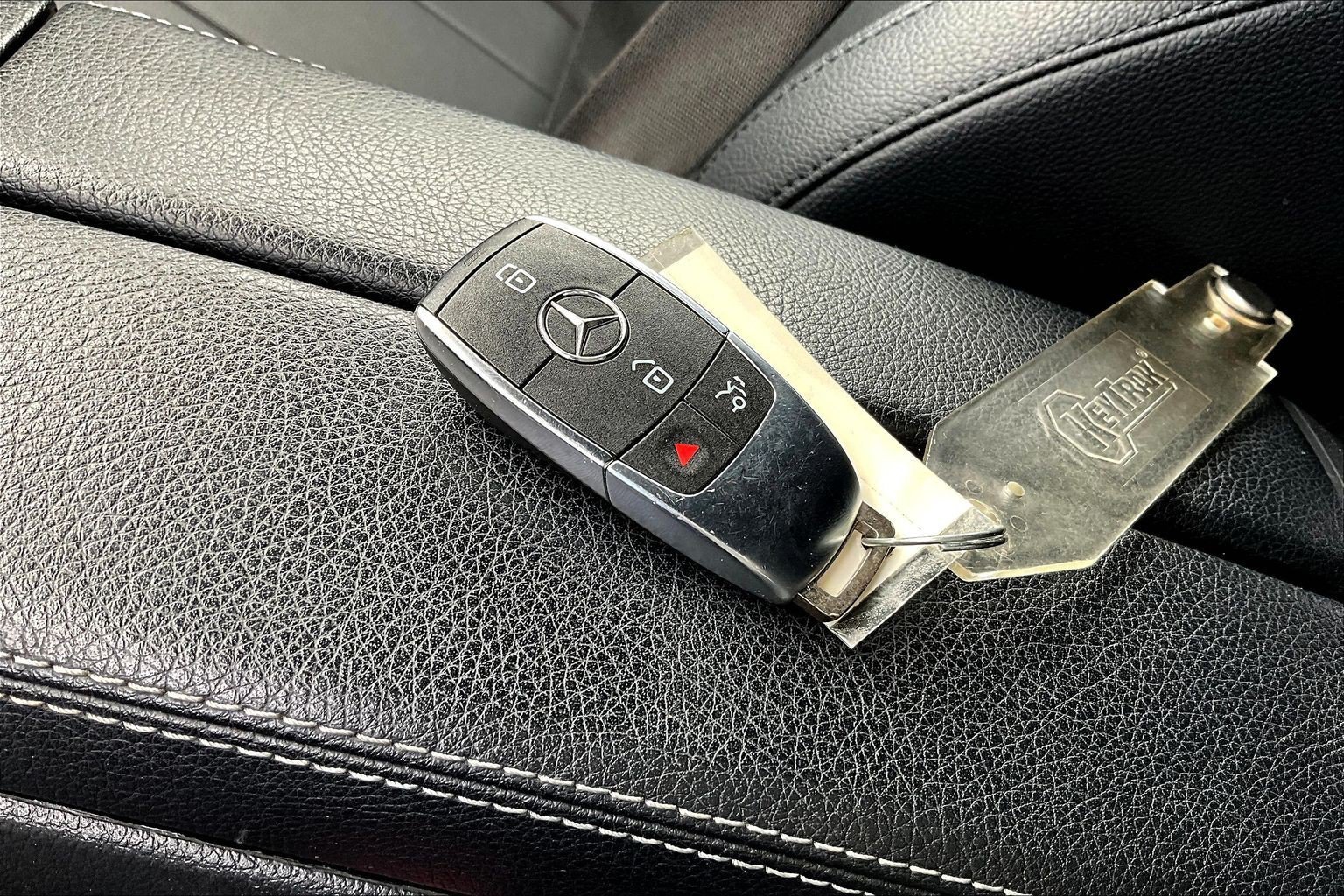 Used 2024 White Mercedes-Benz GLB 250 image 29