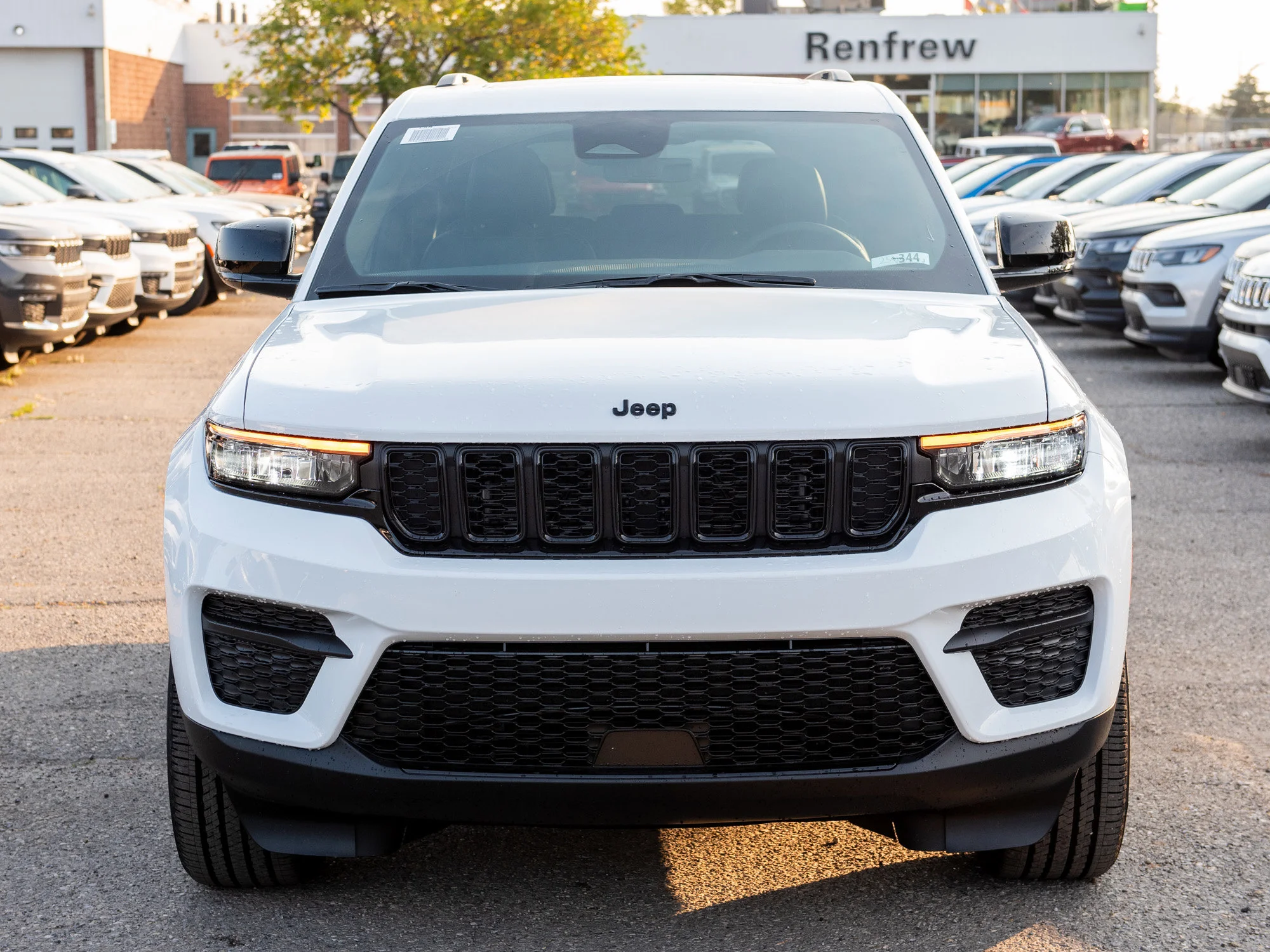 New 2025 White Jeep Altitude* 4x4, Sunroof, Trailer Tow Pkg, Wireless Charging Pad image 7