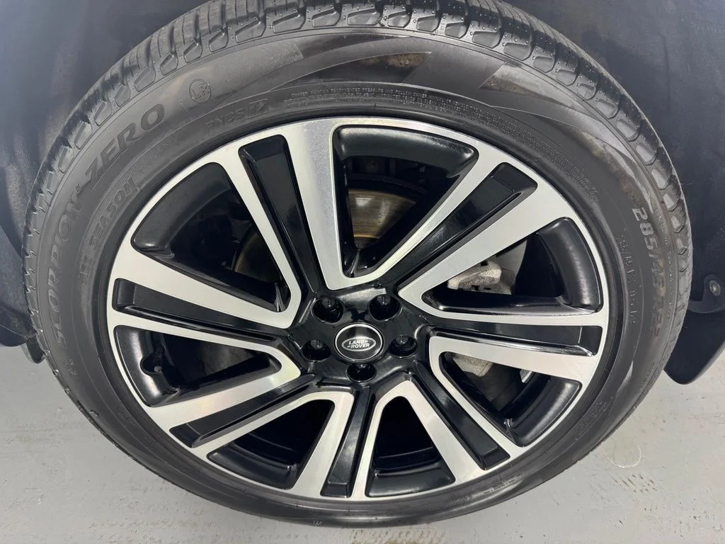 Used 2025 Fuji White Land Rover SE image 29