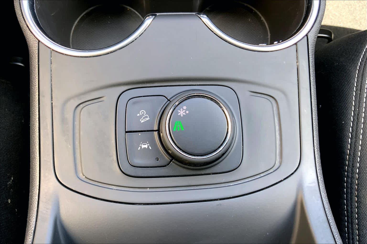 Used 2024 Summit White GMC SLE image 33