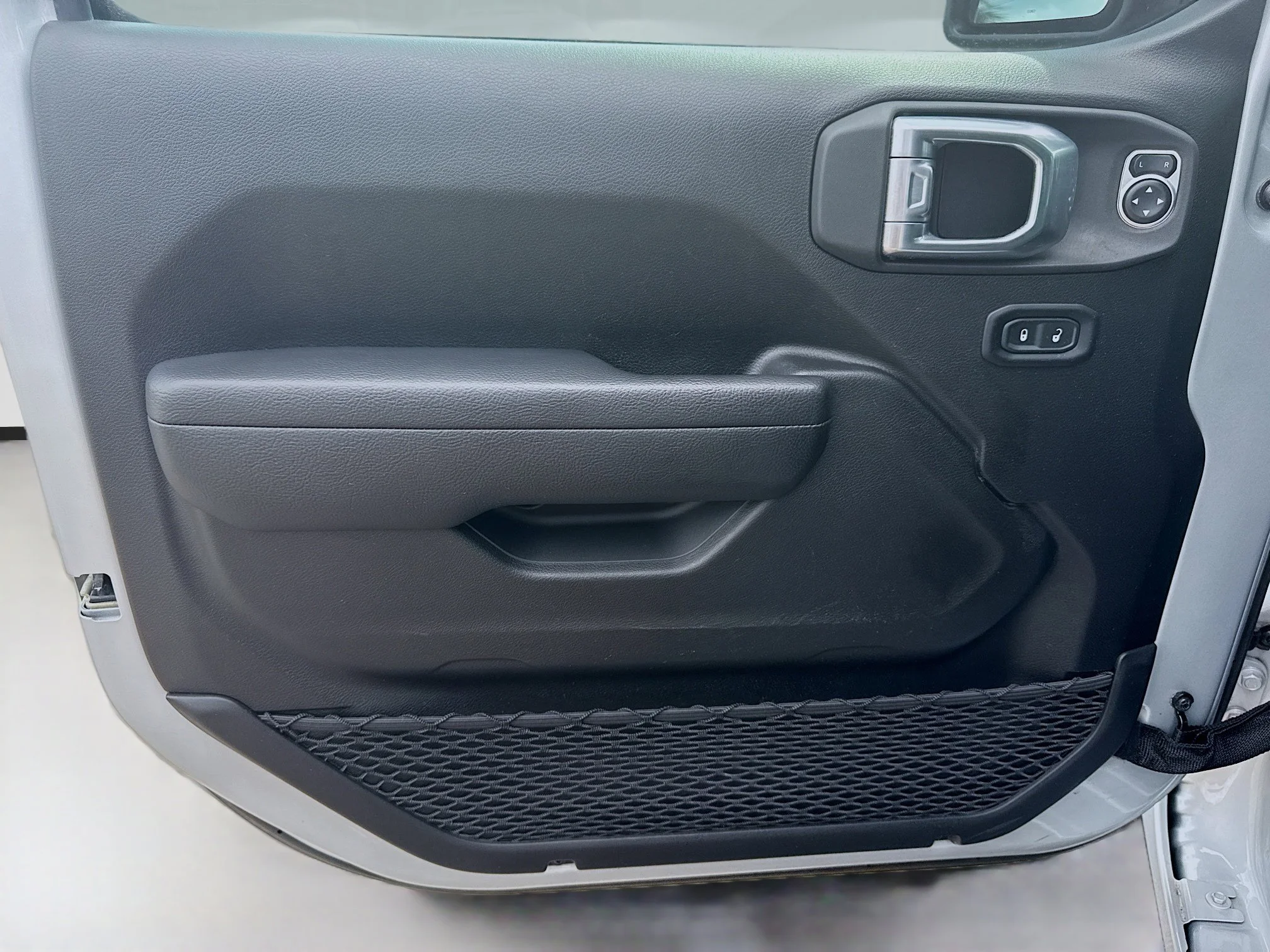 Used 2024 Silver Zynith Clearcoat Jeep Sport S image 20