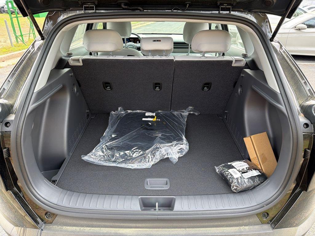 New 2026 Black Hyundai SE FWD image 18