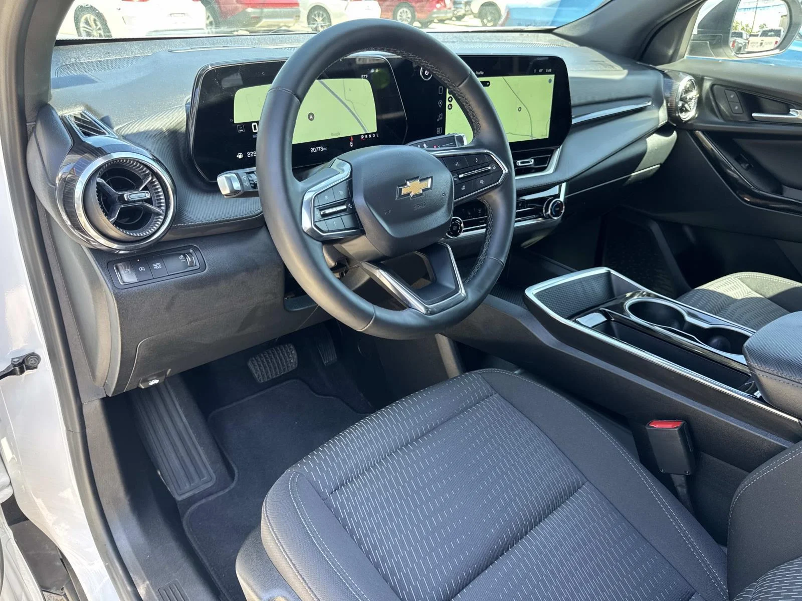 Used 2025 White Chevrolet FWD LT image 17