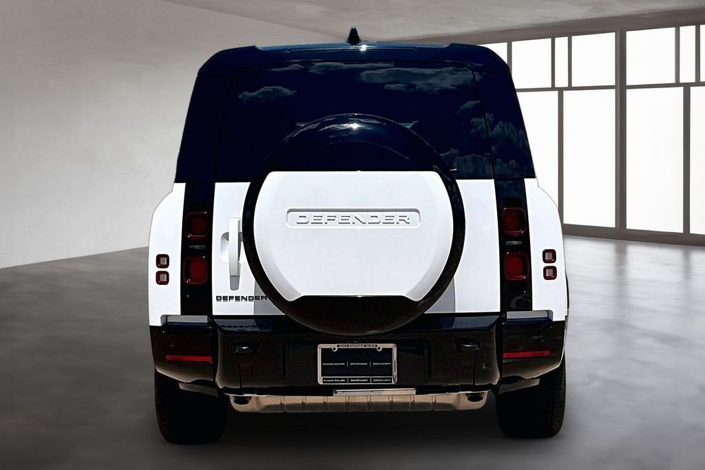 Used 2025 Fuji White Land Rover X-Dynamic SE image 4