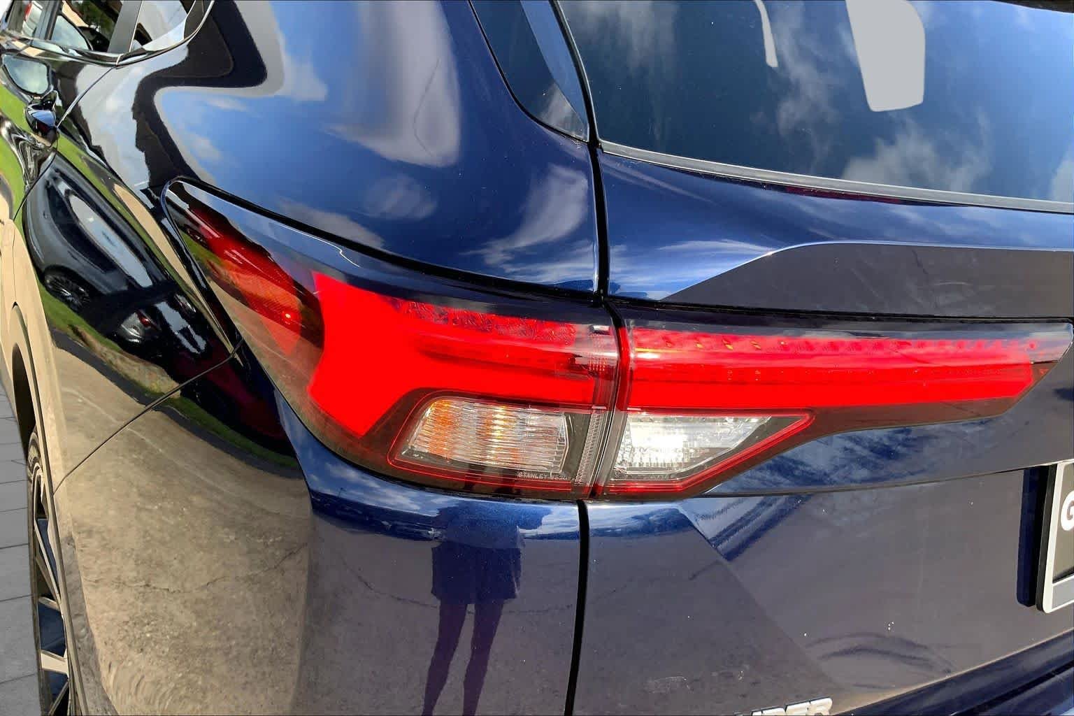 Used 2023 Cosmic Blue Metallic Mitsubishi SE image 28