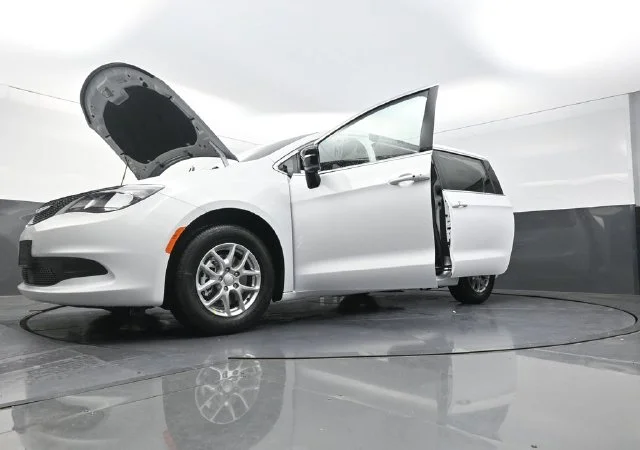 New 2027 Bright White Clear-Coat Paint Chrysler LX image 28
