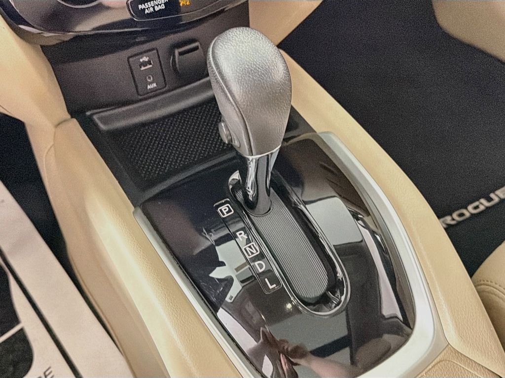 Used 2016 Pearl White Nissan SL image 17