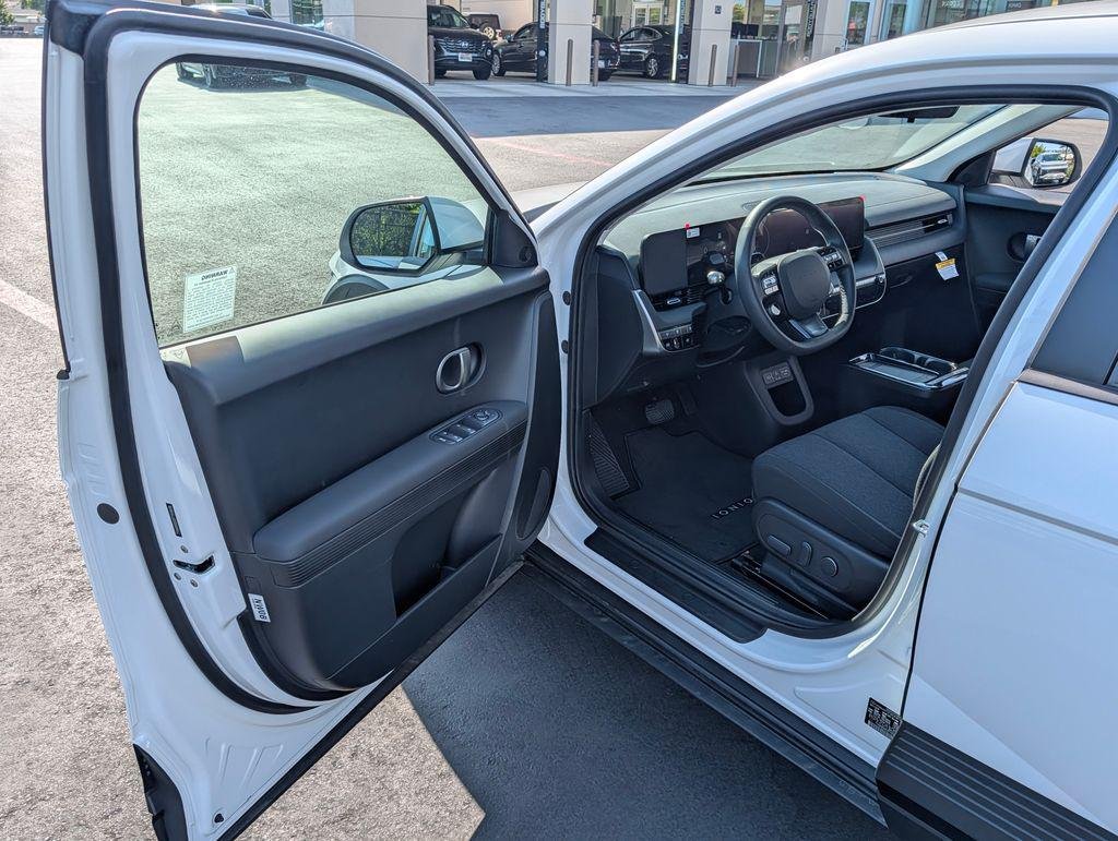 New 2026 White Hyundai SE image 31