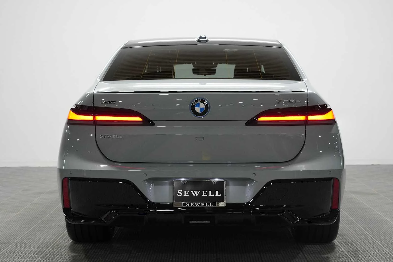 New 2026 Brooklyn Grey Metallic BMW 750e xDrive image 4