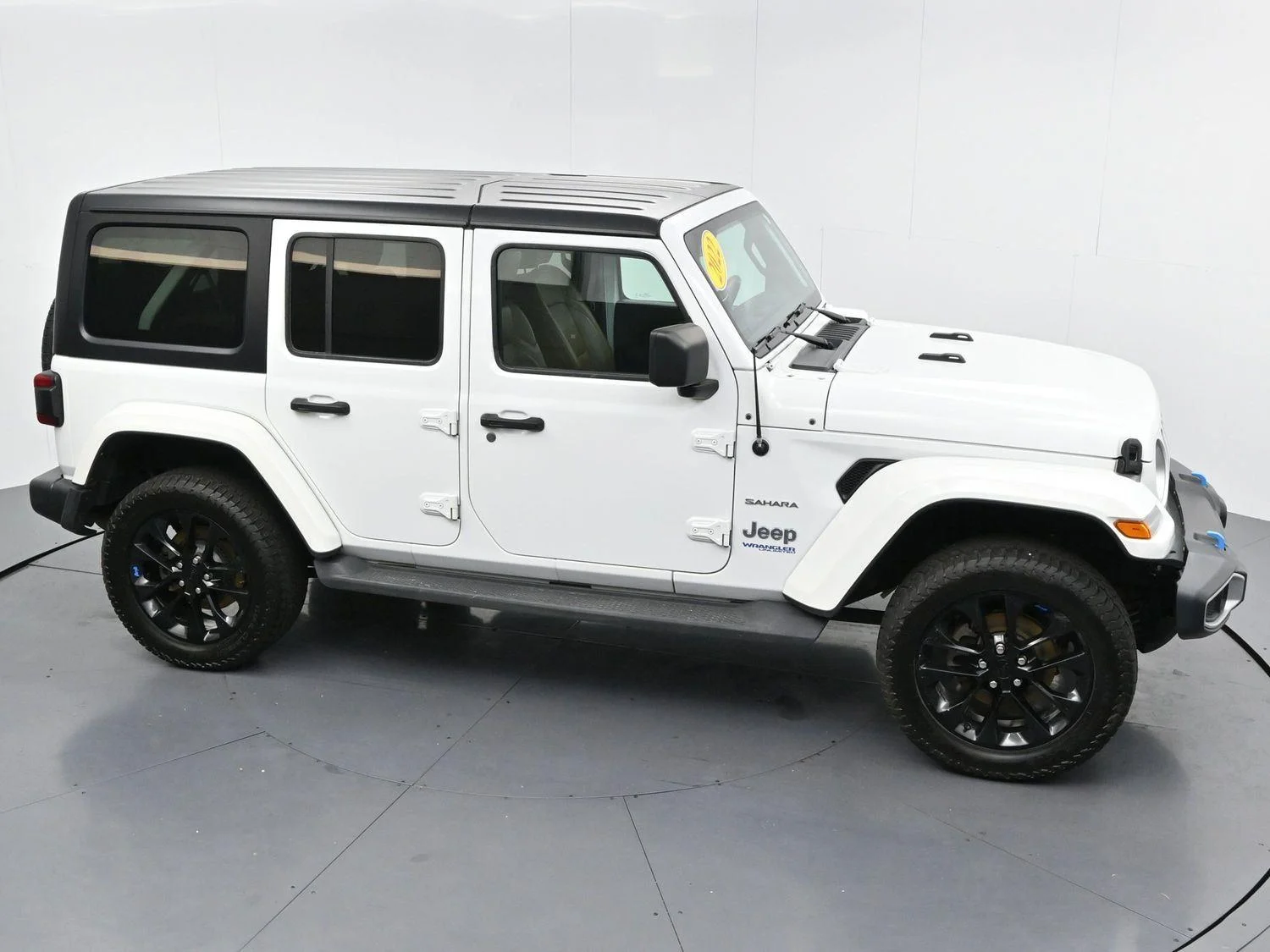 Used 2022 Bright White Clearcoat Jeep Unlimited Sahara image 40