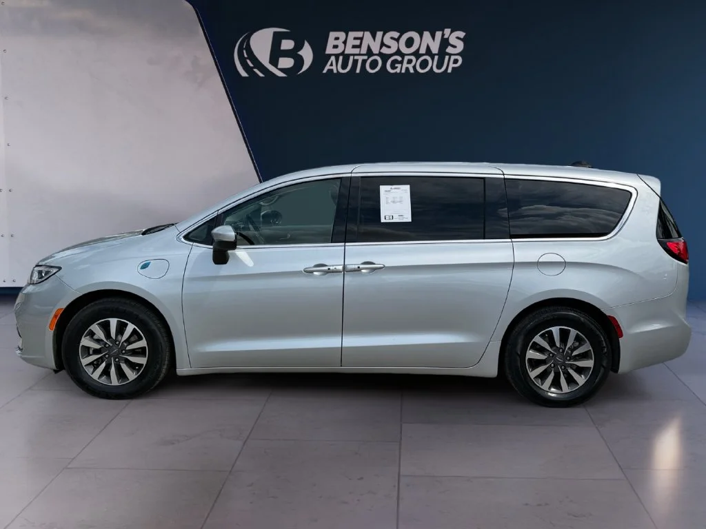 Used 2023 Silver Chrysler Touring L image 2