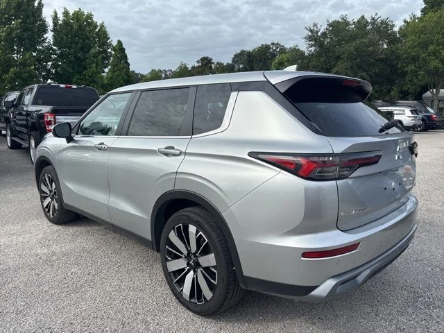 Used 2025  Mitsubishi SE image 7