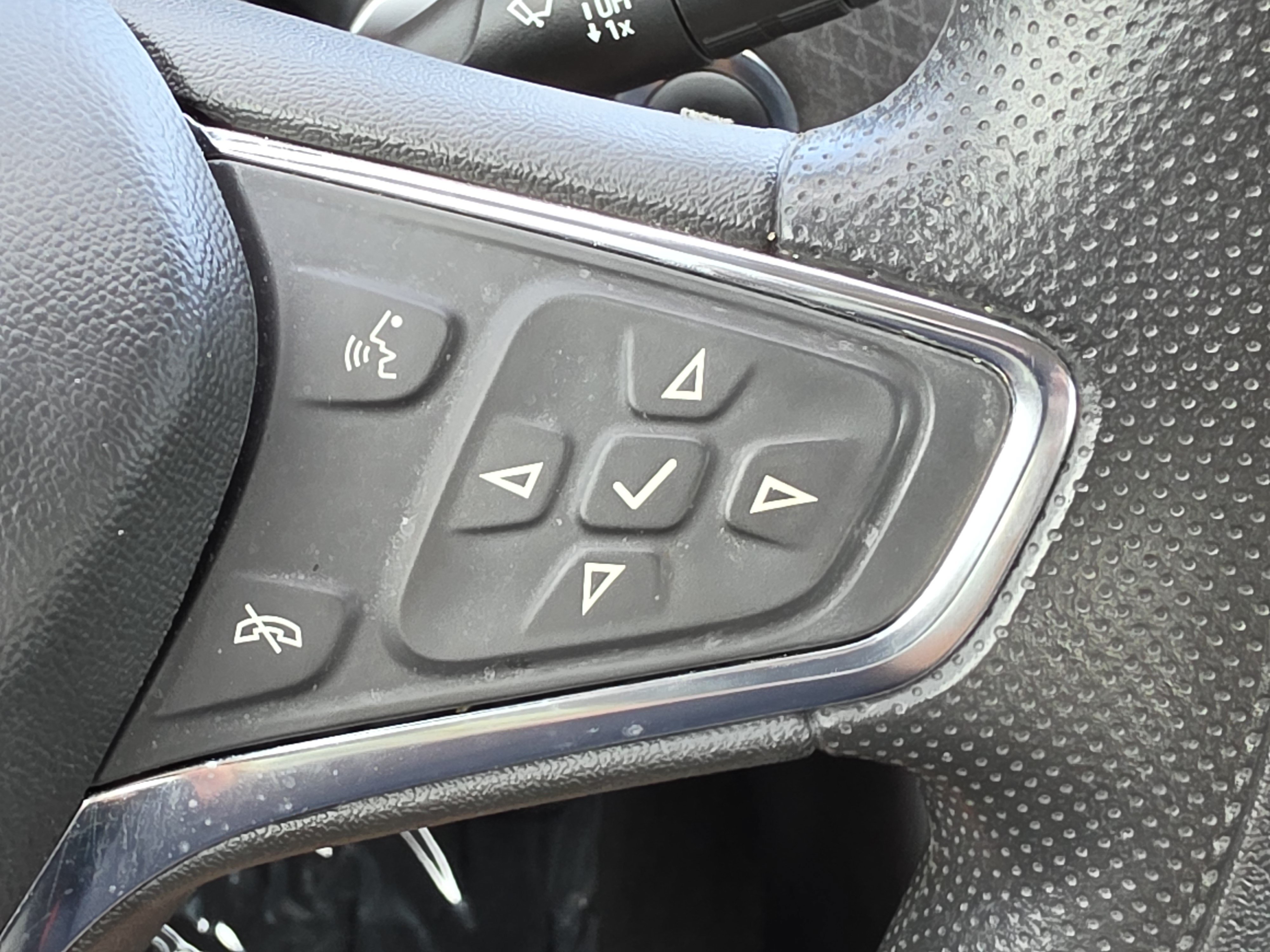 Used 2024 Summit White Chevrolet LT image 17