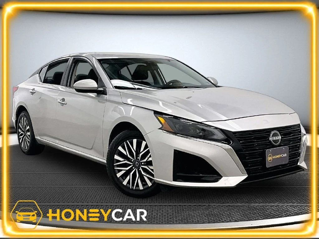Used 2023 Silver Nissan 2.5 SV image 1