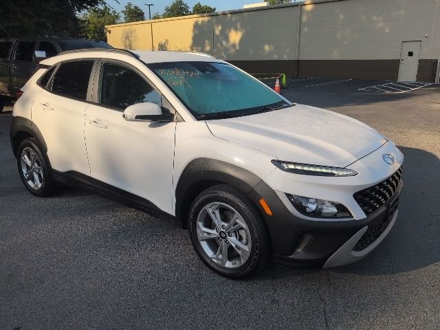 Used 2023 White Hyundai SEL image 1