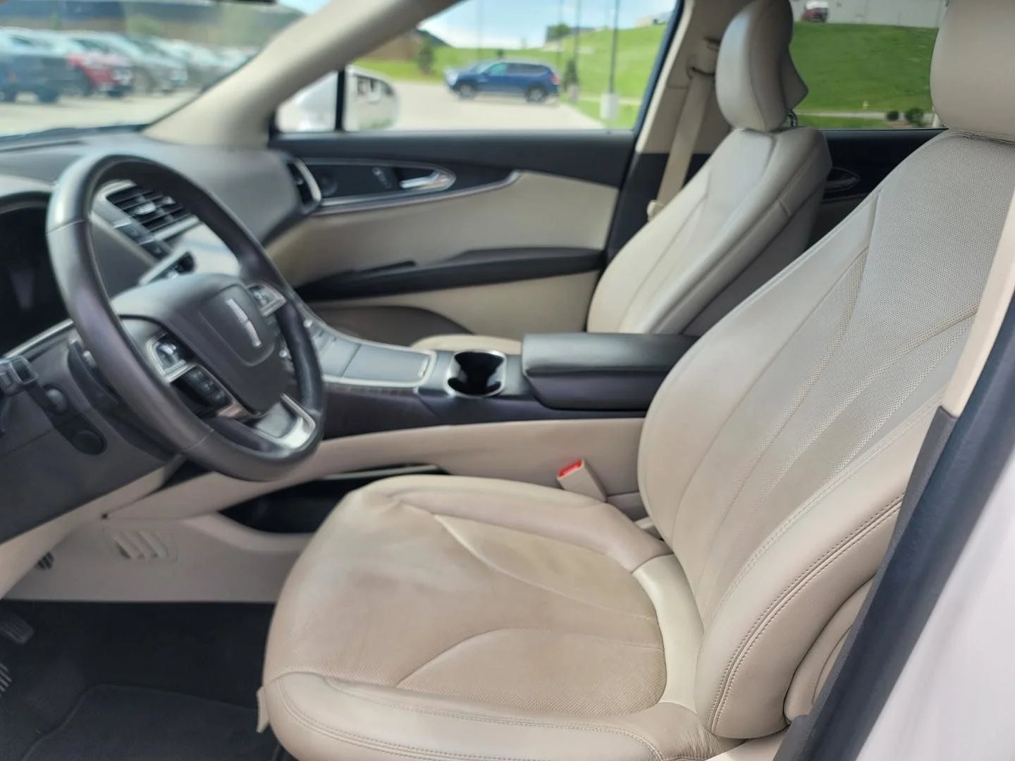 Certified Used 2019 White Lincoln Reserve image 5