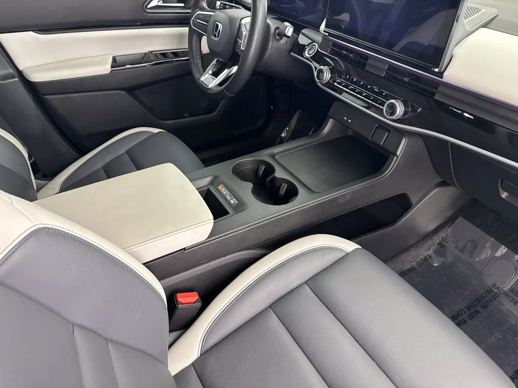 Used 2025 White Honda Touring image 23