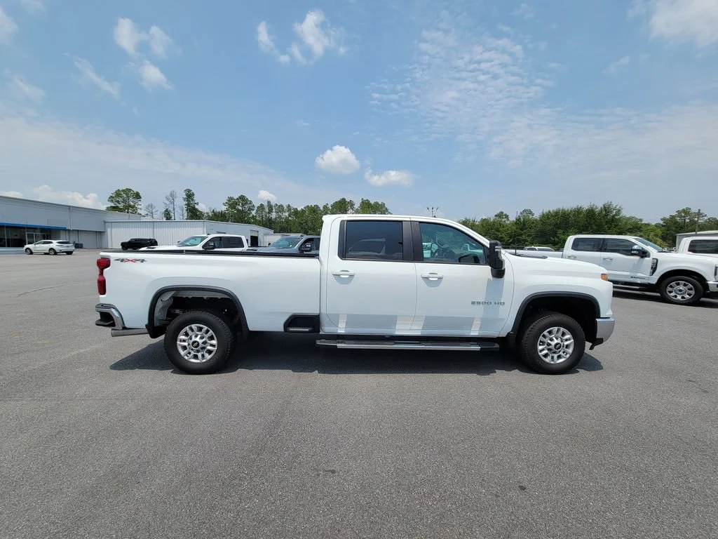 Used 2025 Summit White Chevrolet LT image 6