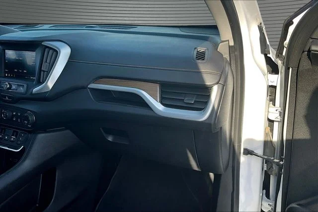 Used 2021 White GMC SLE image 25