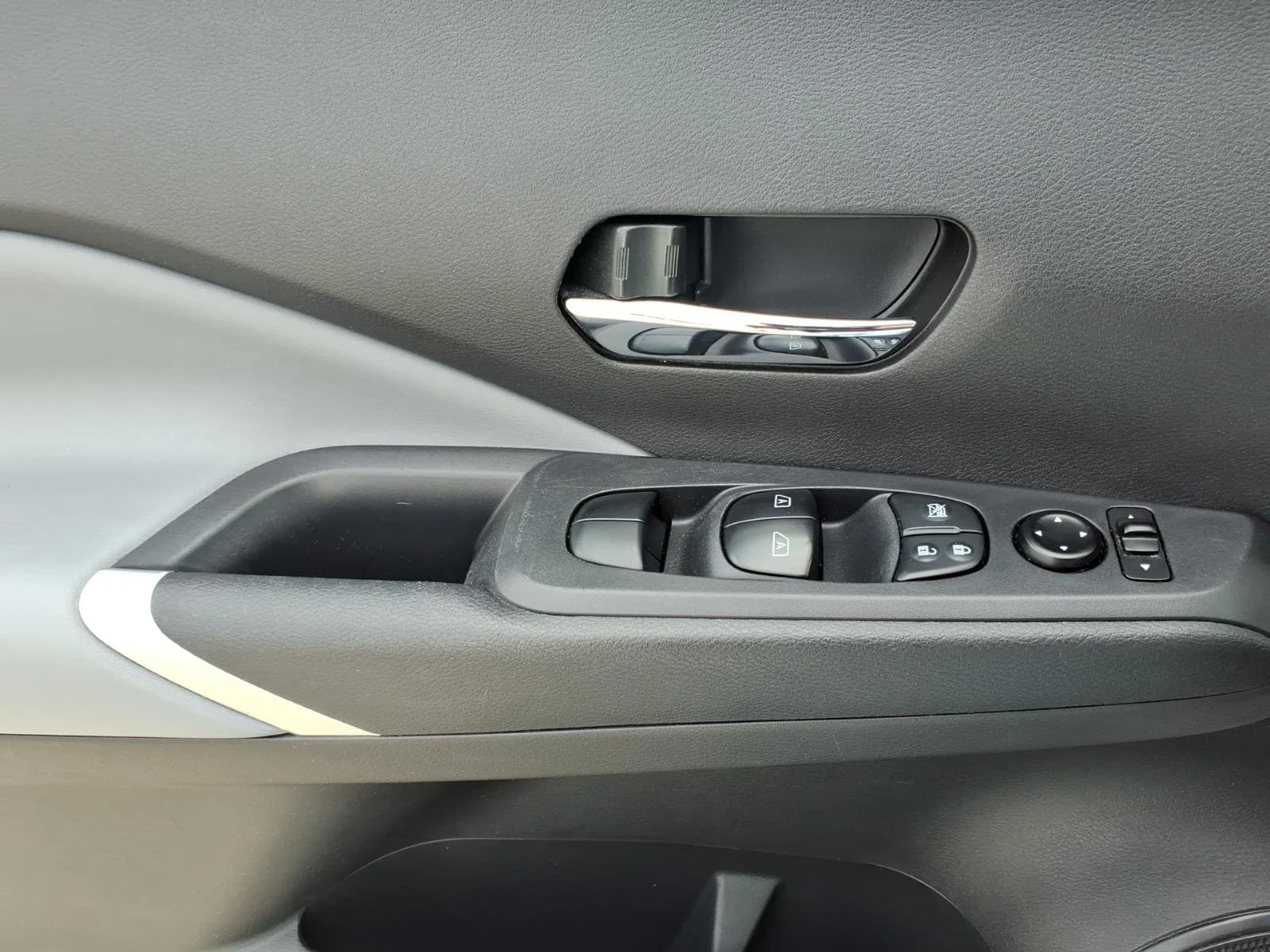 Used 2024 Aspen White Nissan SR image 24