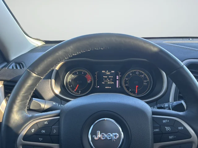 Used 2017 White Jeep Latitude image 23