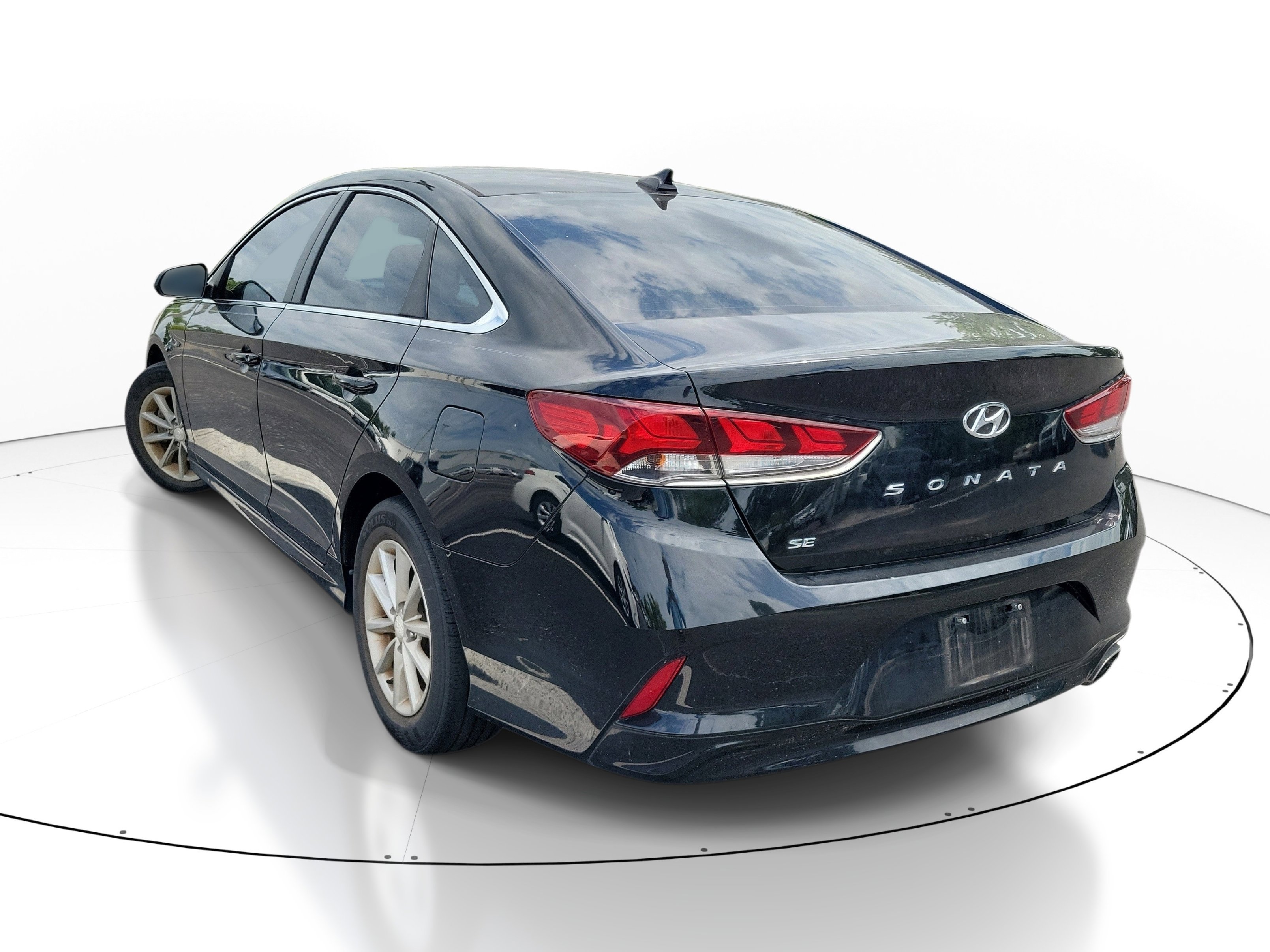 Used 2018 Phantom Black Hyundai SE image 3