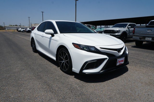 Used 2024  Toyota SE image 3