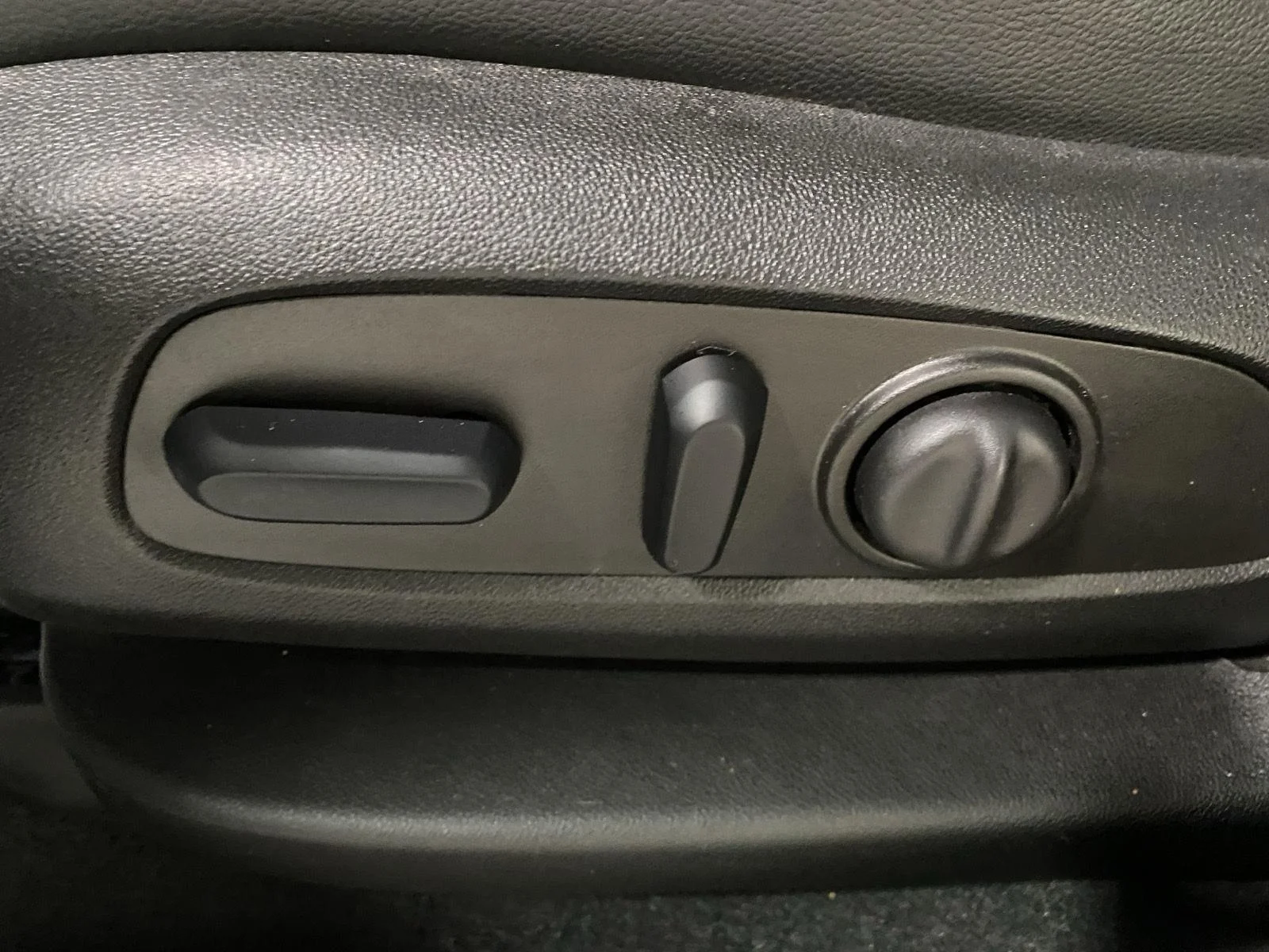 Used 2023 Sterling Metallic GMC AT4 image 19