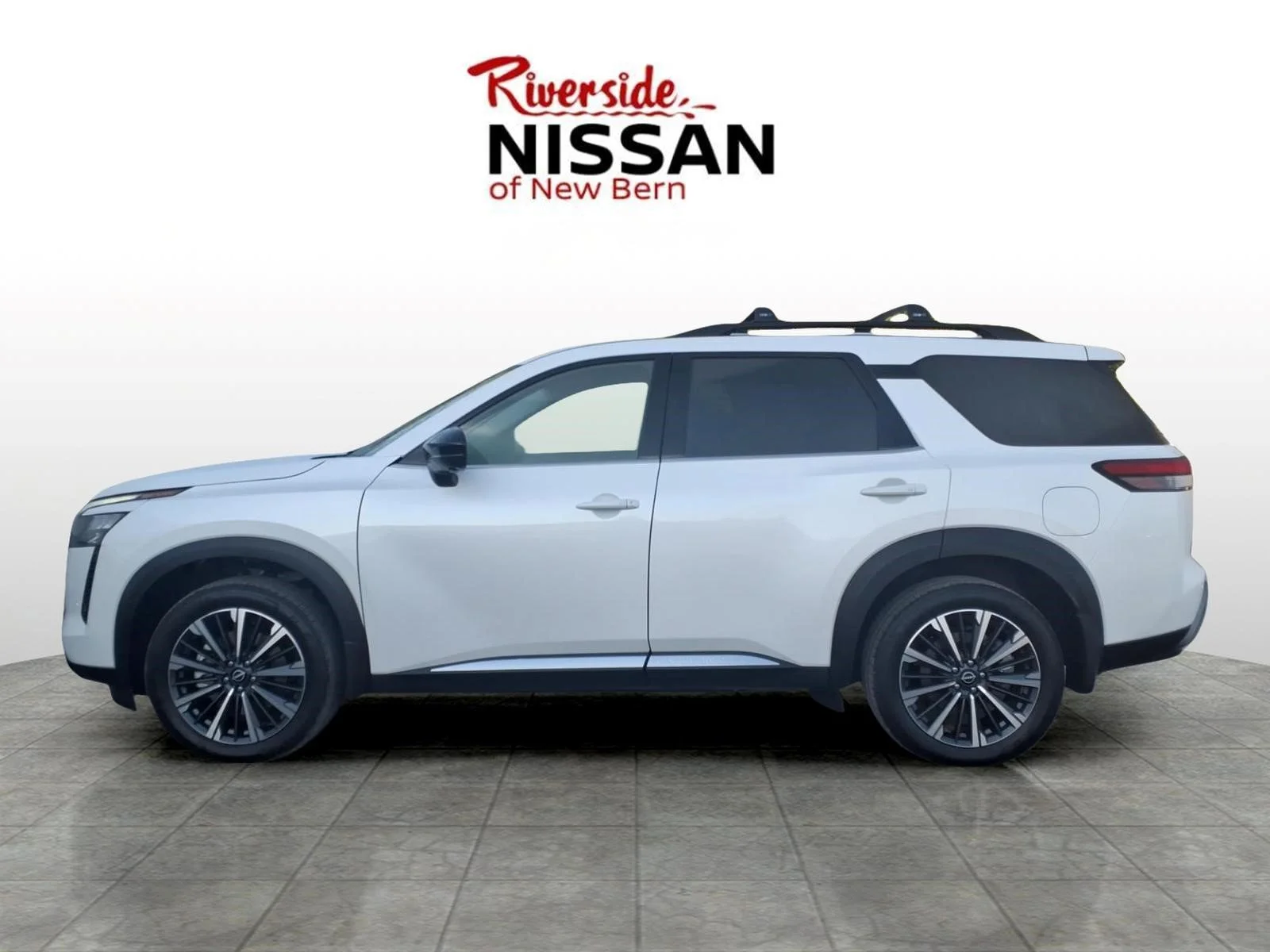 New 2026 Everest White Pearl TriCoat Nissan Platinum image 3
