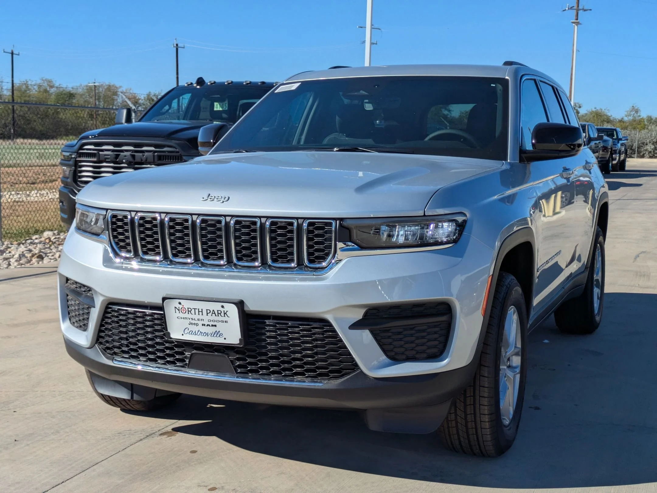 New 2025 Silver Zynith Exterior Paint Jeep Laredo X image 7