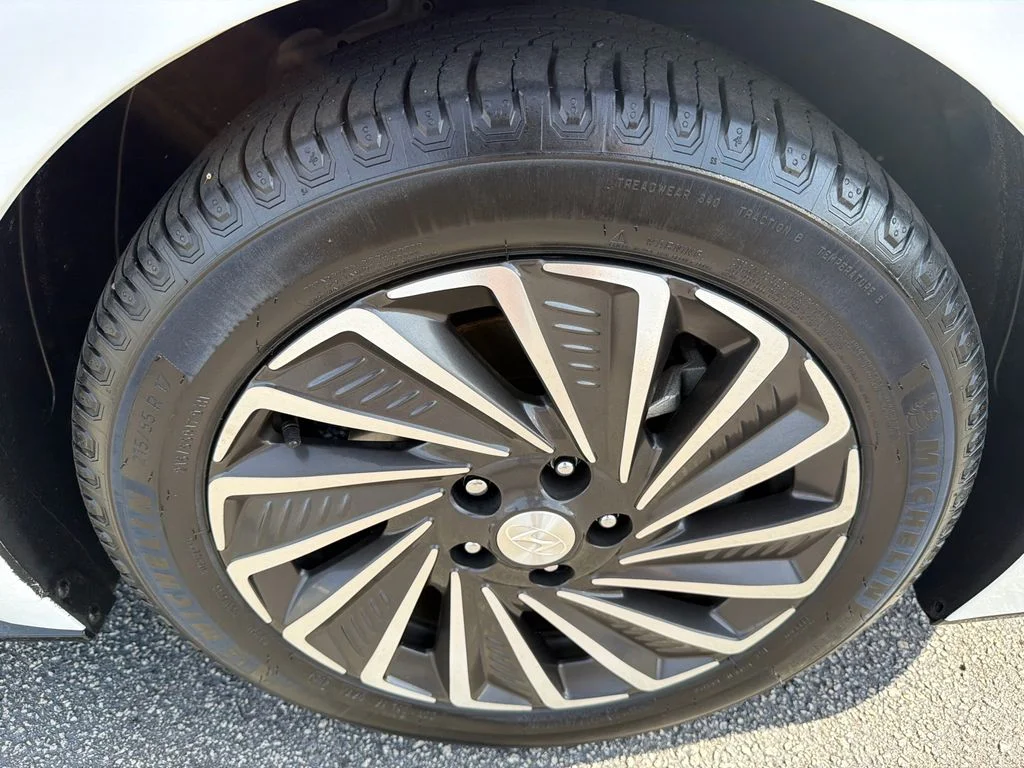Used 2023 White Hyundai SEL image 12