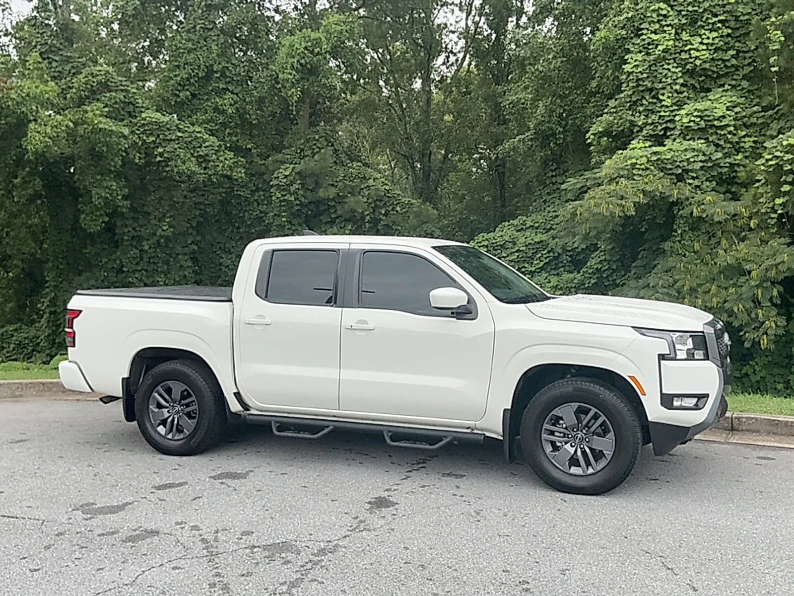 Used 2025  Nissan Crew Cab SV 4x2 image 1