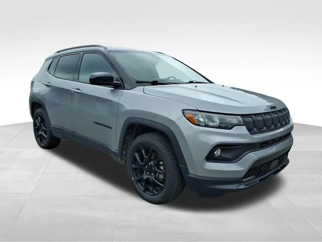 Used 2022 Silver Jeep Latitude image 15