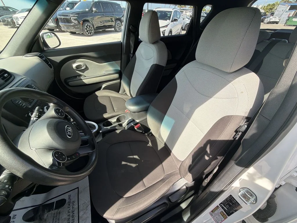 Used 2018 White Kia Base image 26