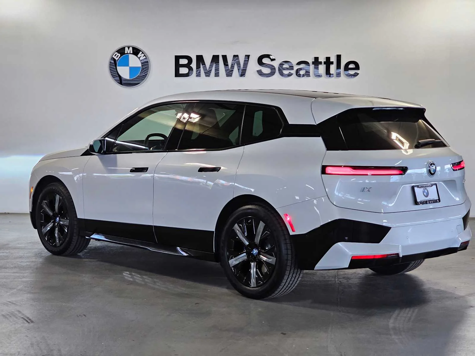 Certified Used 2024 Mineral White Metallic BMW xDrive50 image 4