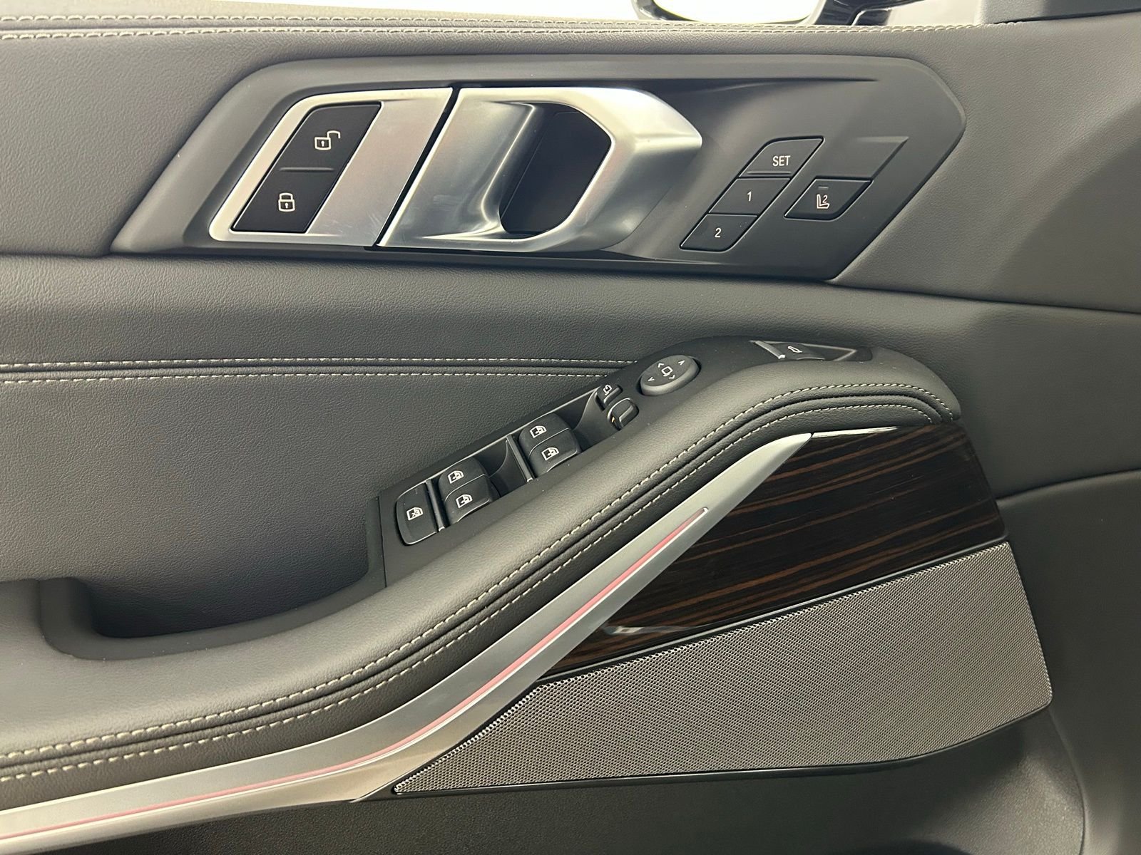 New 2026 Carbon Black Metallic BMW xDrive40i image 25