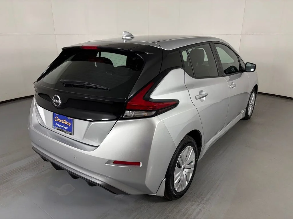 Used 2025 Silver Nissan S image 9