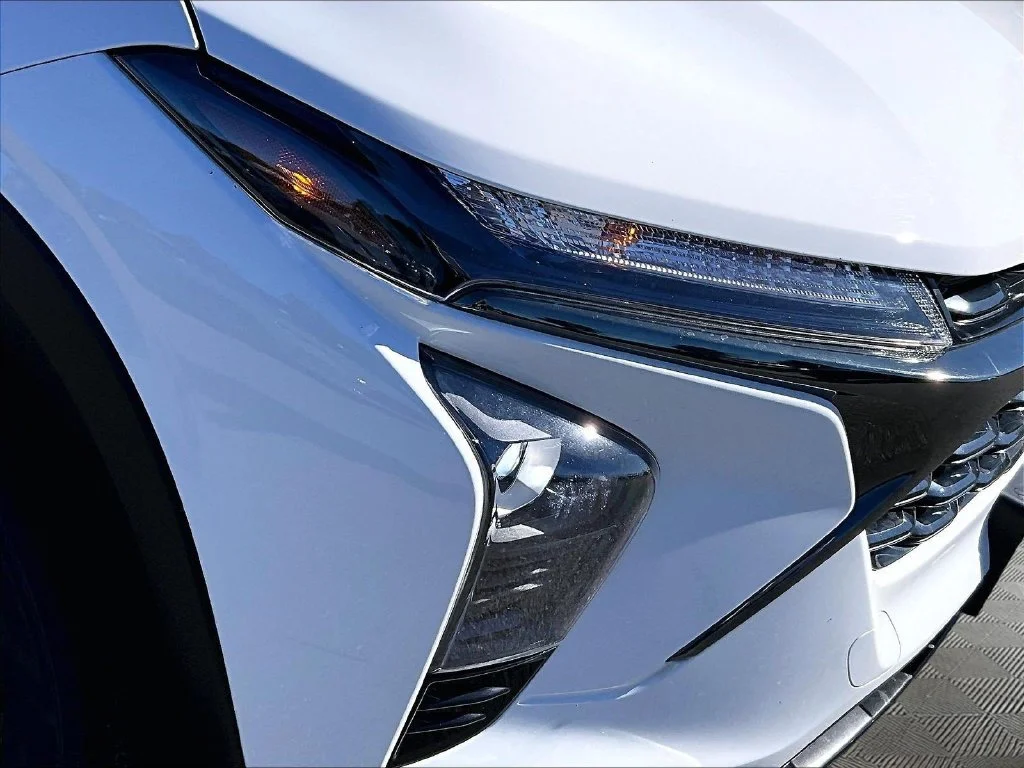 Used 2024 White Chevrolet 1RS image 33