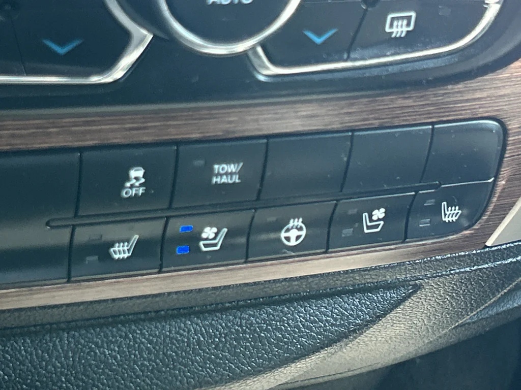 Used 2017 Silver Ram Laramie image 22